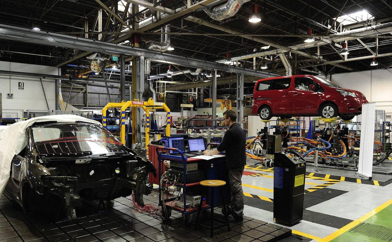 Ensamblaje de vehículos eléctricos en la planta de Nissan en Barcelona.