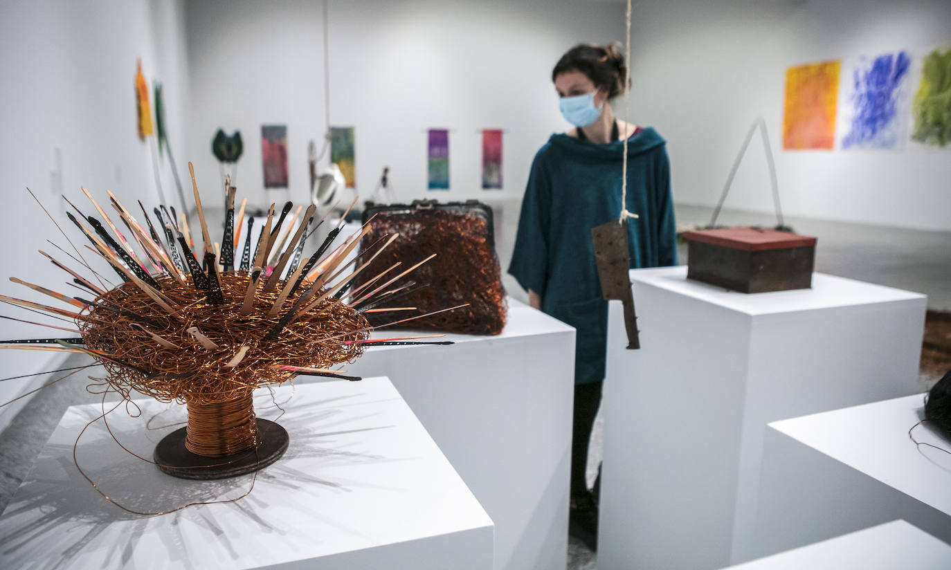 La creadora empleaba todo tipo de materiales en sus obras como en esta pieza sin título en la que recurre a 80 varillas de abanico.