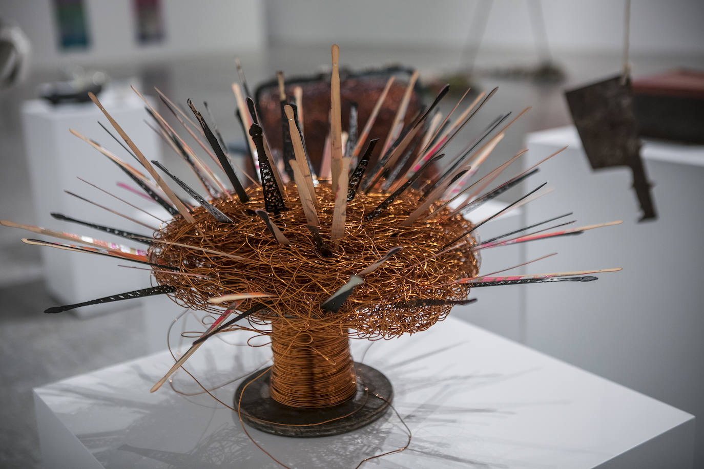 La creadora empleaba todo tipo de materiales en sus obras como en esta pieza sin título en la que recurre a 80 varillas de abanico.