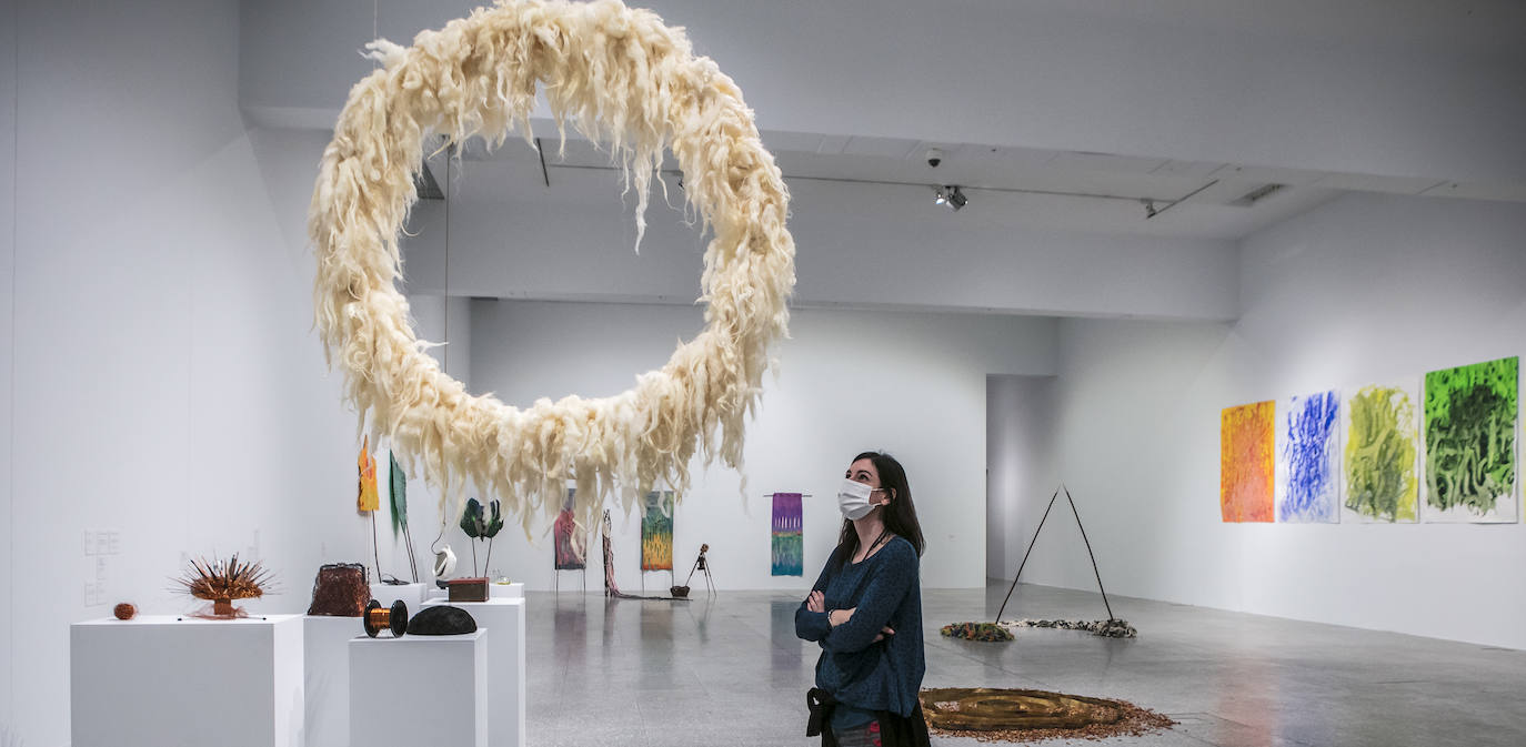 En primer plano 'Pasa por el aro' (1999), instalación de lana y madera de la serie 'Violencia sin límites'