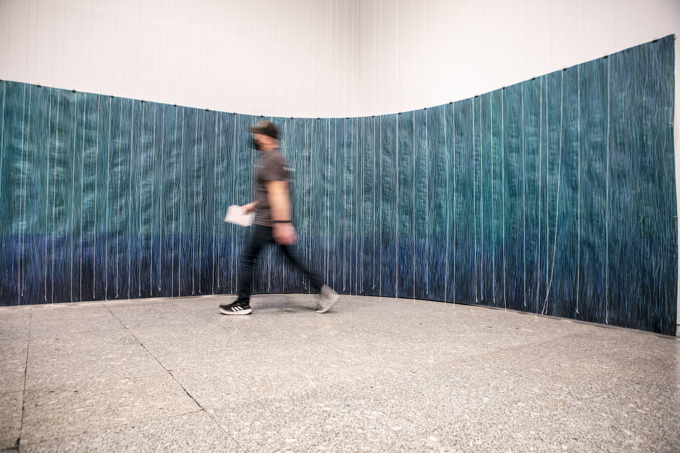 'Lo último que se pierde II', tela pintada que se observa a la entrada de la exposición 'La vida como ejercicio'.