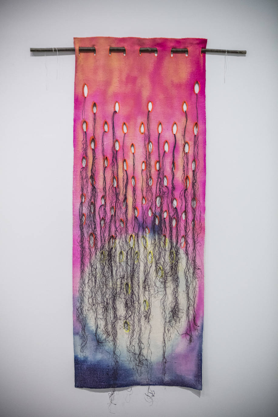 Pintura de la obra conocida como 'El explorador 6' (1991) en la que aúna troncos, pétalos y cadenas metálicas