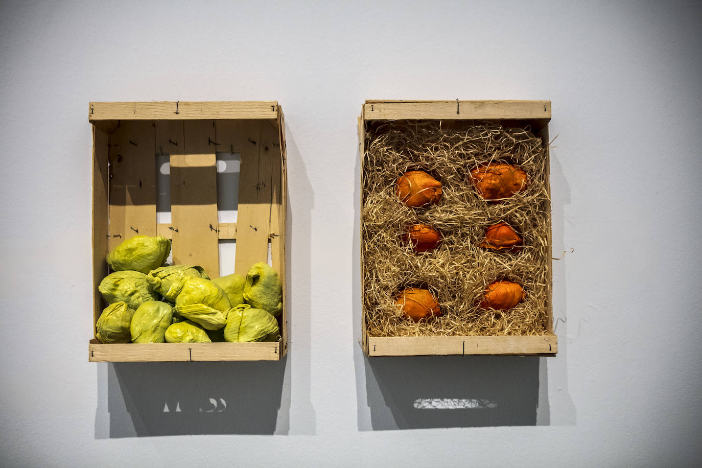 Obra que da la bienvenida al público, 'Naturaleza muerta' (1987) con cajas de fruta y pantis enrollados que recrean limones y naranjas.