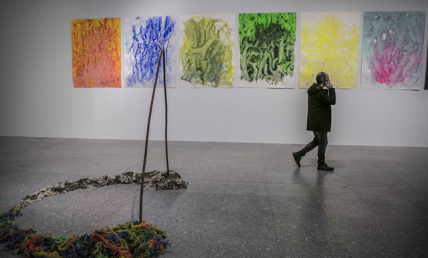 'El arco y el triunfo' (1994), instalación formada de palos, lana y pintura sintética