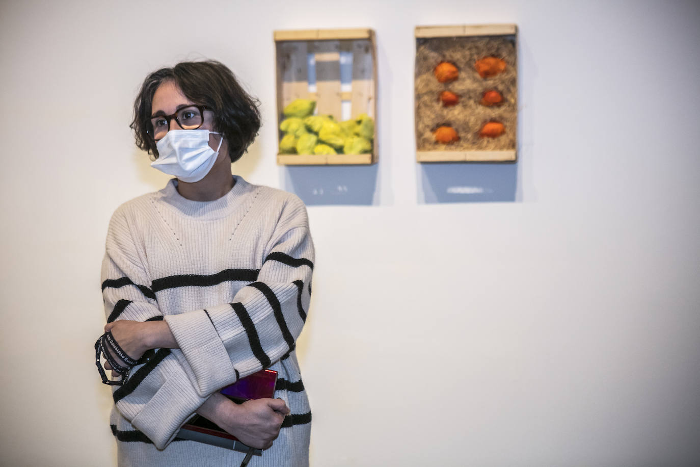 La directora del museo Artium, Beatriz Herráez, frente a 'Naturaleza muerta' (1987).