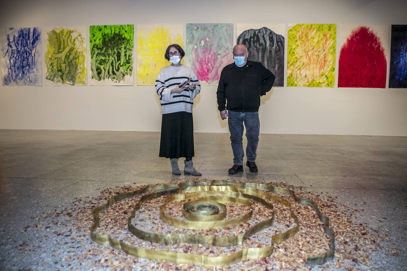 Herráez e Illana junto a una obra sin título en la que se refleja el interés por lo rural y lo reciclable con el empleo de pétalos secos de rosas y una espiral de latón.