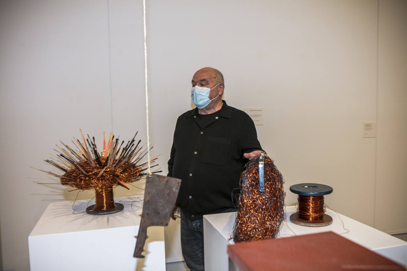 Fernando Illana, comisario de la exposición, junto a diversos objetos artísticos.