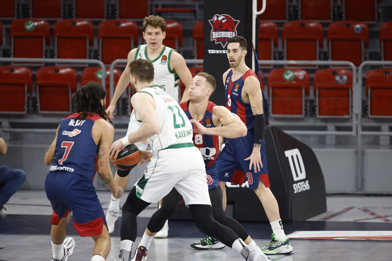 Fotos: Las mejores imágenes del TD Systems Baskonia - Zalgiris