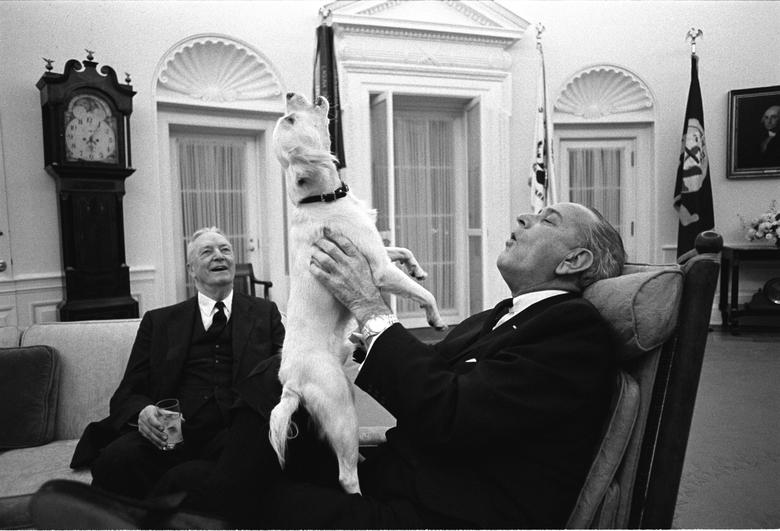 El presidente Lyndon B. Johnson canta con su perro Yuki mientras el embajador David Bruce observa en la Oficina Oval de la Casa Blanca, Washington, DC 6 de febrero de 1968. Yoichi Okamoto