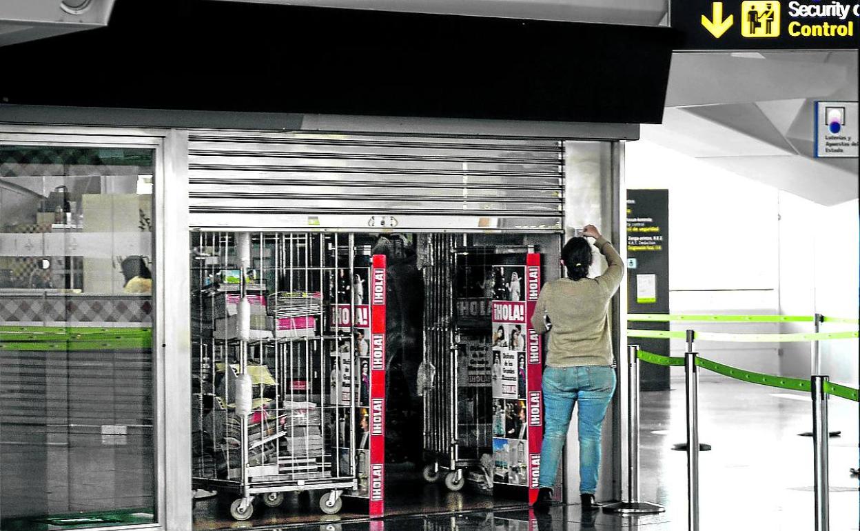 La falta de pasajeros ha dejado «sin clientes» los comercios de 'La Paloma'. 