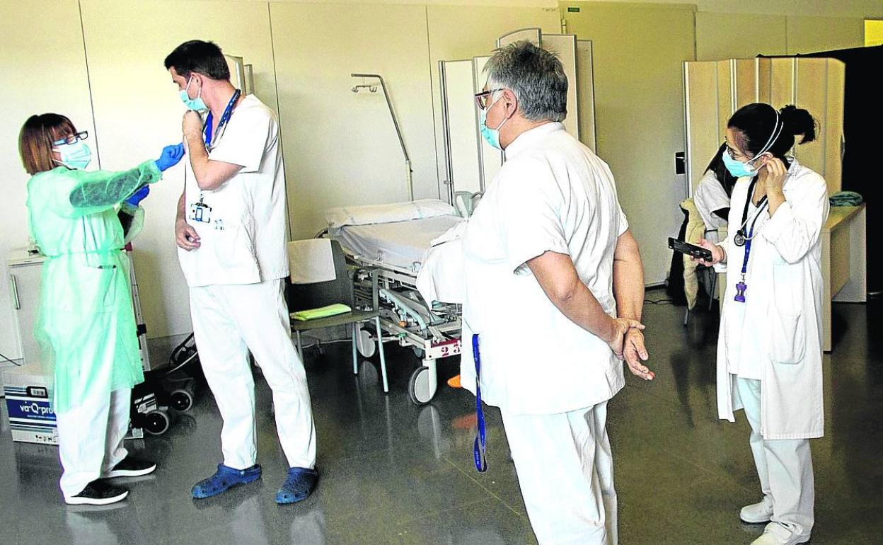 Salud corrige ahora el protocolo para priorizar a los sanitarios de primera línea