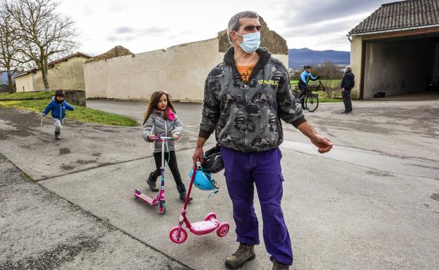 Raúl López de Arbina vive con su familia en Gazeo desde hace ocho años. 