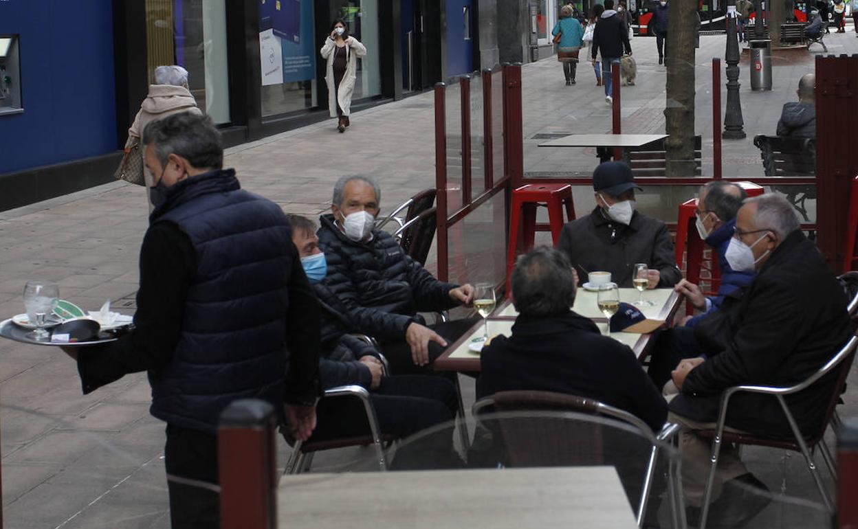 Un grupo de clientes toma una consumición en una céntrica terraza de Bilbao.