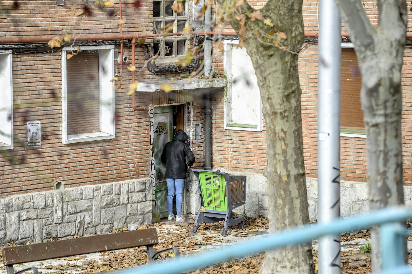 Un okupa accede a una vivienda en la Avenida de Olárizu.