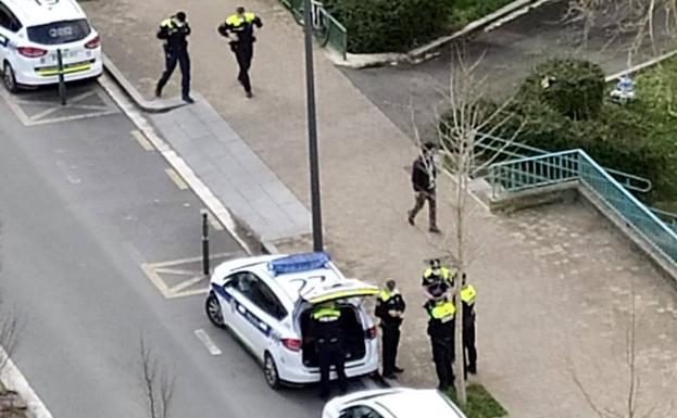 Agentes locales, durante la mañana de ayer, viernes, se preparan para entregar citaciones de desahucio en Olárizu. 