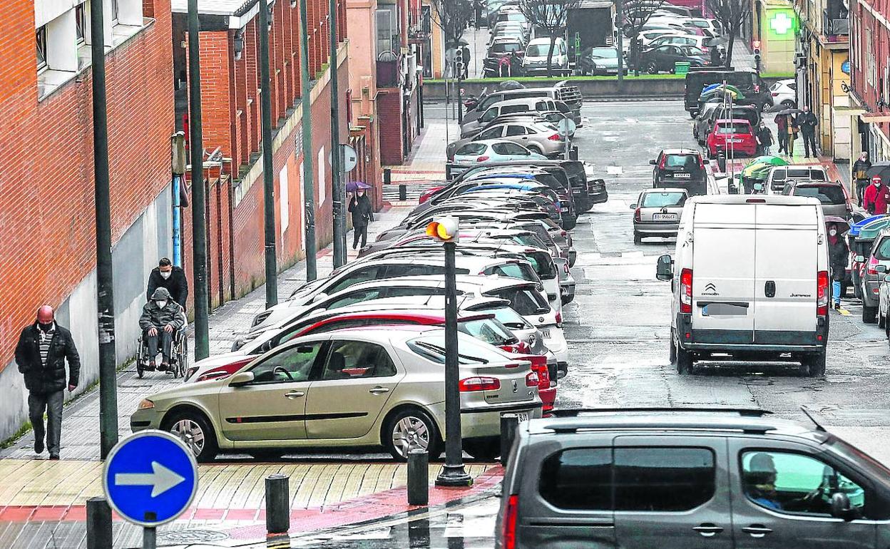 San Ignacio, un barrio extenso, sin OTA y con metro, se ha convertido en refugio para miles de vehículos procedentes de otros municipios. 