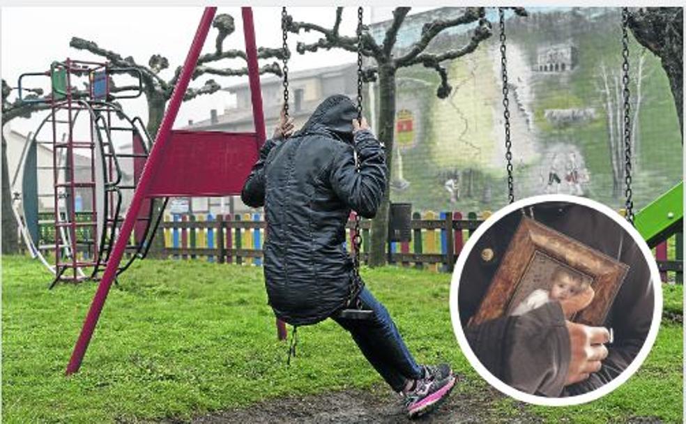 Gabriela en uno de los parques de la localidad burgalesa de Hontoria del Pinar. En la esquina derecha, su mano acaricia el retrato de su pequeña, que preside el salón de su casa familiar. 