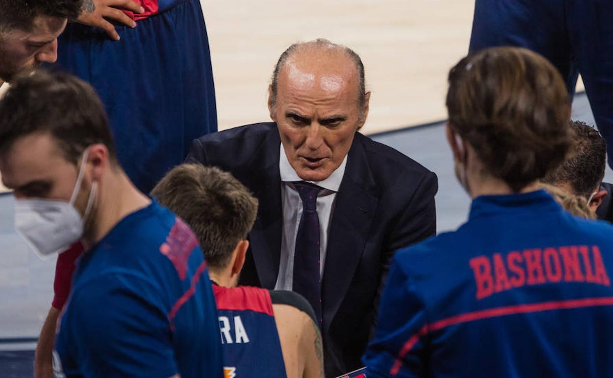 Dusko Ivanovic, durante un tiempo muerto en el Buesa Arena, este domingo, en el partido frente al Casademont Zaragoza. 