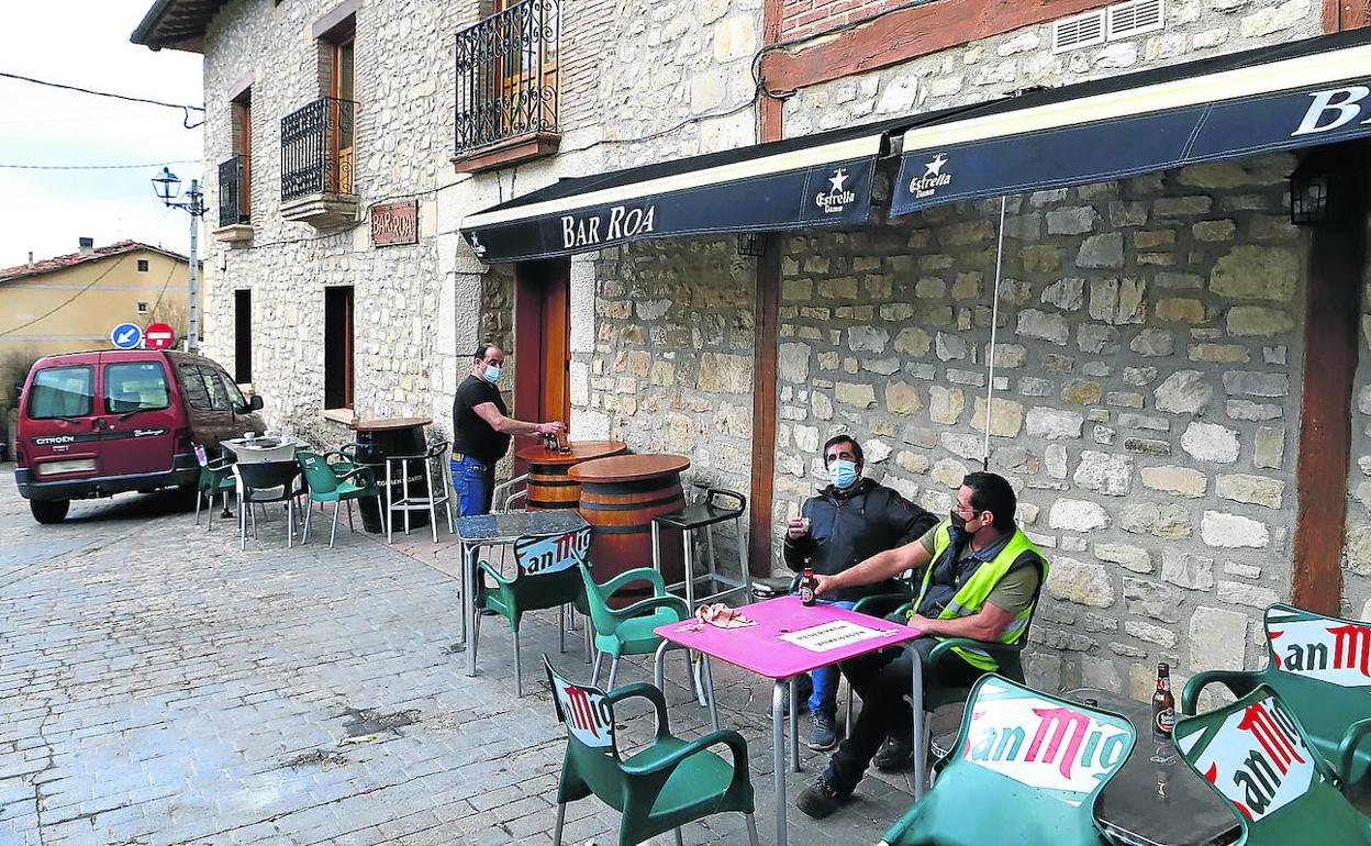 Vecinos de Treviño toman una cerveza en la terrazas del bar Roa. Las nuevas limitaciones impedirán que esta imagen se repita hoy. 