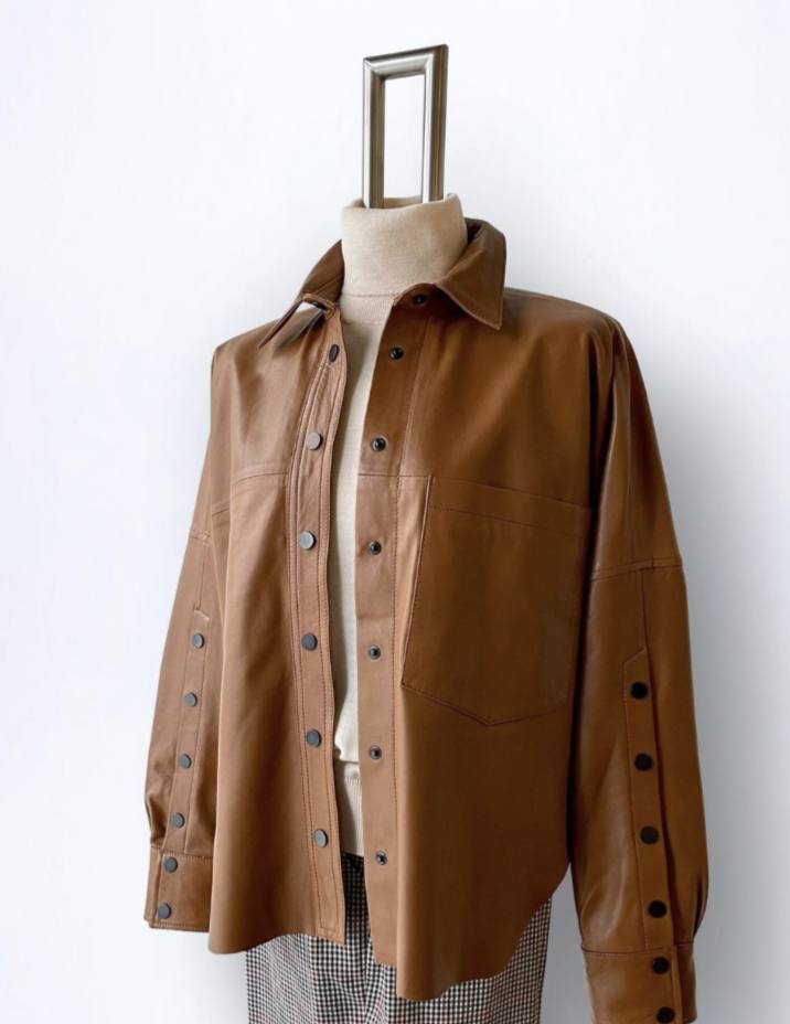 Chaqueta de cuero marrón, de la tienda bilbaína B54, situada en la calle Colón de Larreátegui 39. Tiene un 50% de descuento. 