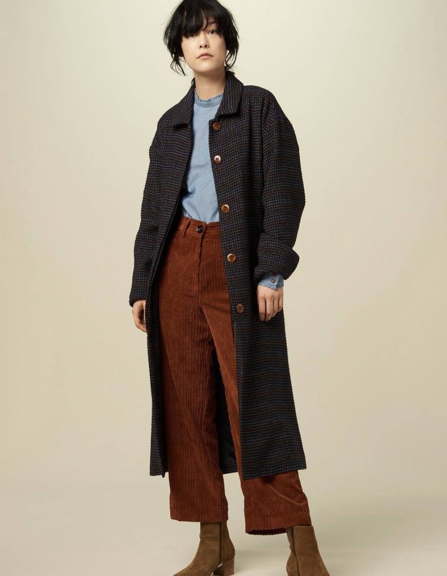 Abrigo con estampado de cuadros, de la tienda La Cotê de Las Arenas, ubicada en la calle Las Mercedes. 