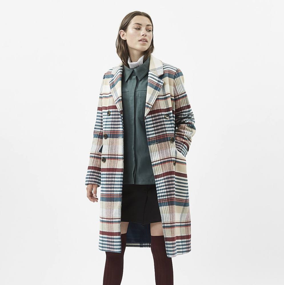 Abrigo con estampado de cuadros multicolor, de la tienda Aparté, ubicada en la calle Lotería número 2. Tiene un precio de 124,50 euros.