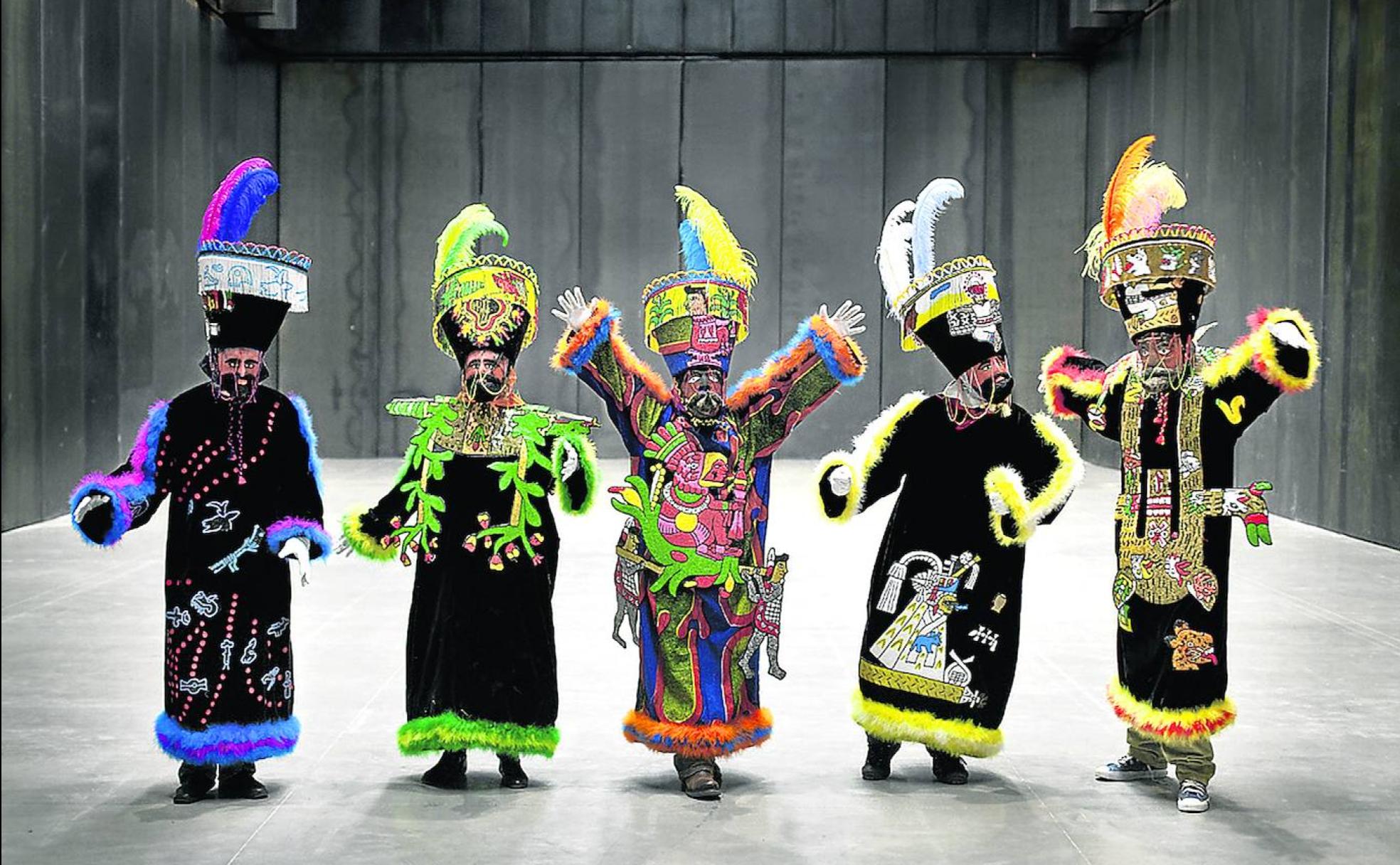 Trajes bordados del México prehispánico, 'No acabarán mis flores' (2013), de la artista Mariana Castillo.