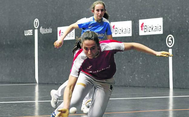 Garai levanta una pelota en el ancho del frontón Bizkaia.