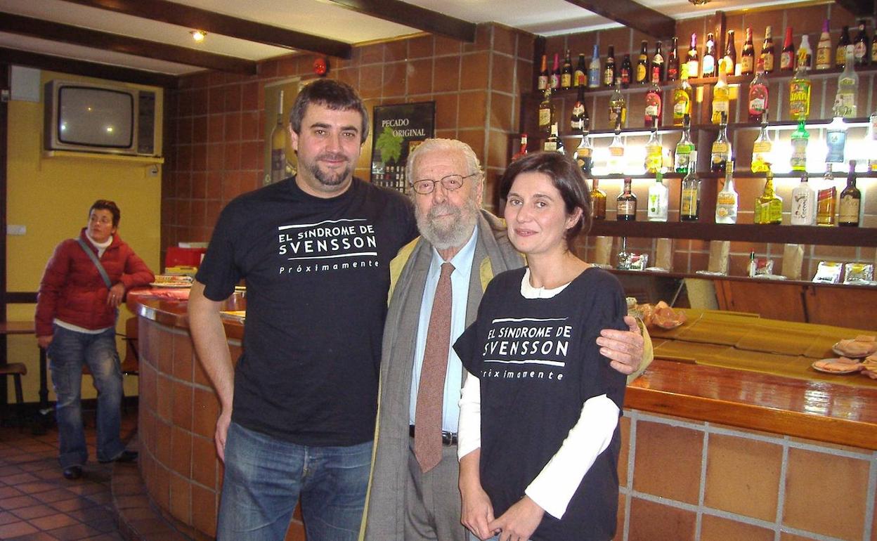 Kepa Sojo y su mujer, la productora Sonia Pacios, flanquean al director Luis García Berlanga en el Festival de Ourense en 2005.