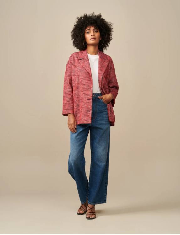 Americana 'oversize' en color coral, disponible en las tiendas bilbaínas N32, situadas en las calles Ledesma número 32 y Doctor Achúcarro número 4. Tiene un precio de 239 euros.