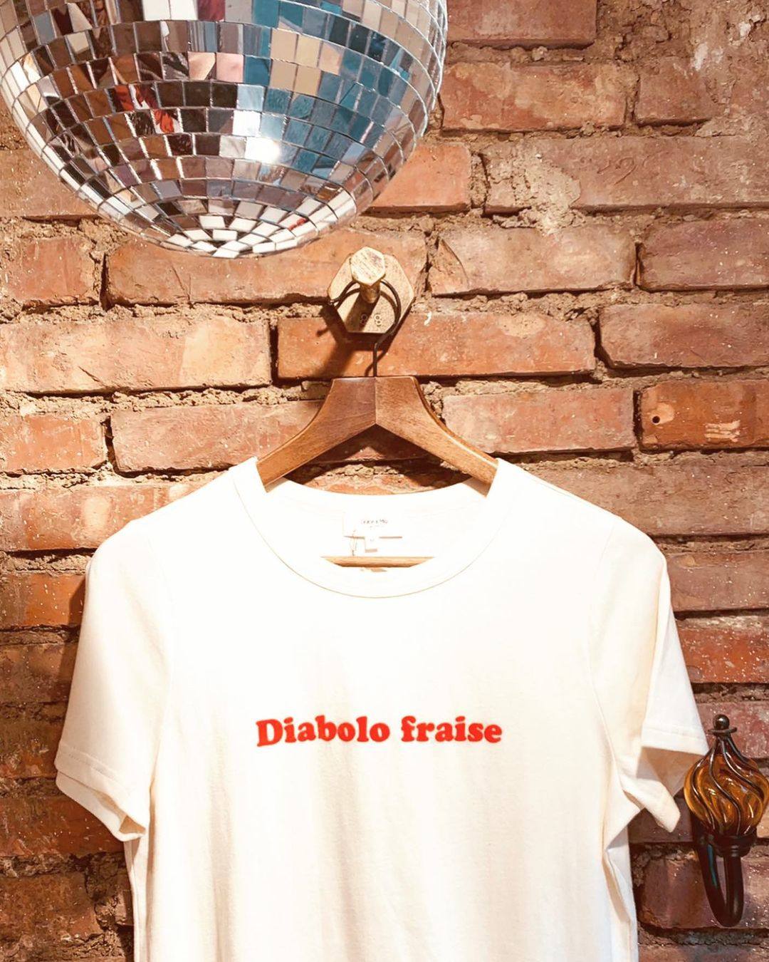 Camiseta beige de manga corta con mensaje, tiene un precio de 29 euros y la puedes encontrar en Et Voilá.