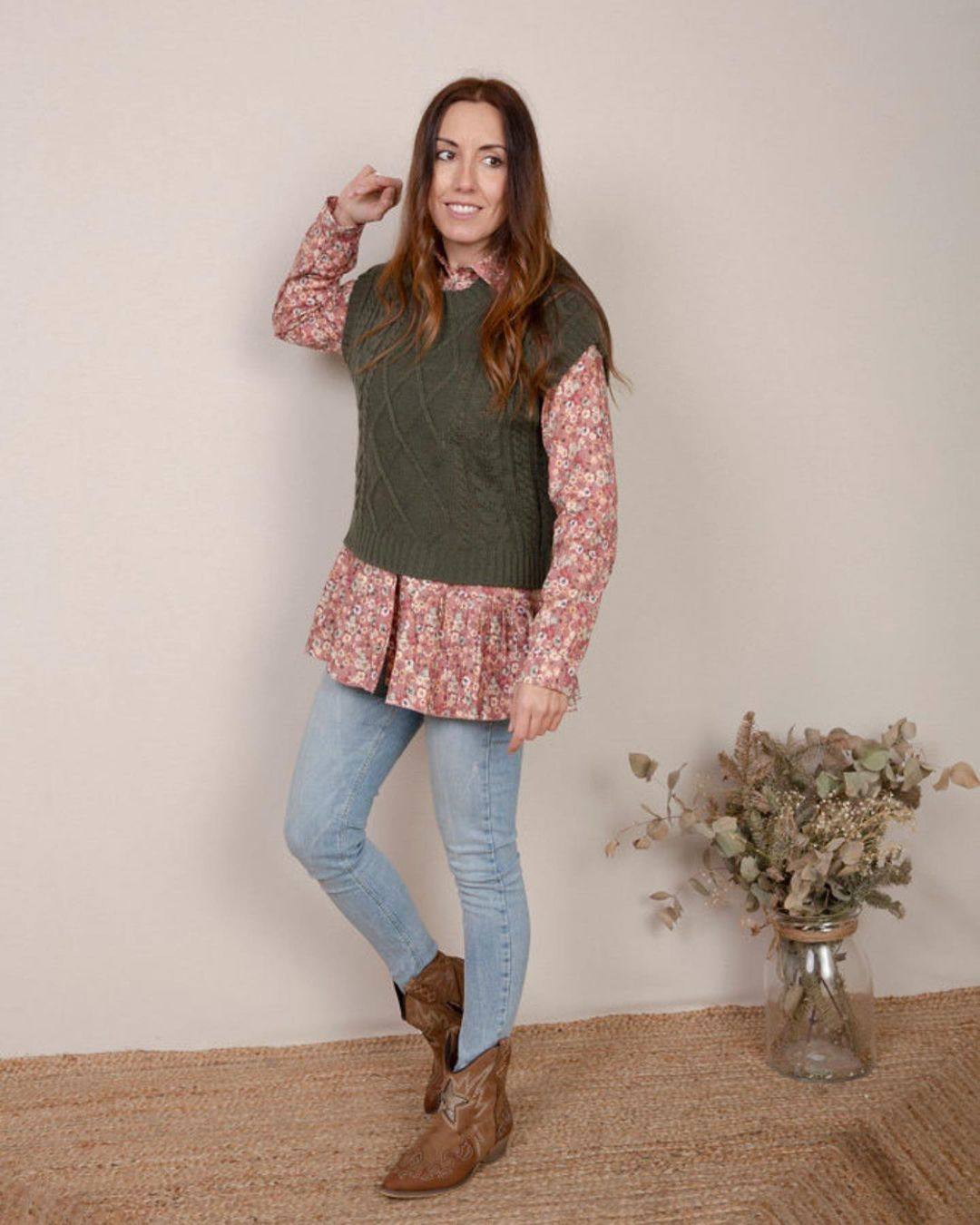 Si todavía no tienes un chaleco de punto anímate a una de las prendas 'top' de la temporada. En las tiendas 2Uves tienen diferentes opciones, como esta en color verde botella.