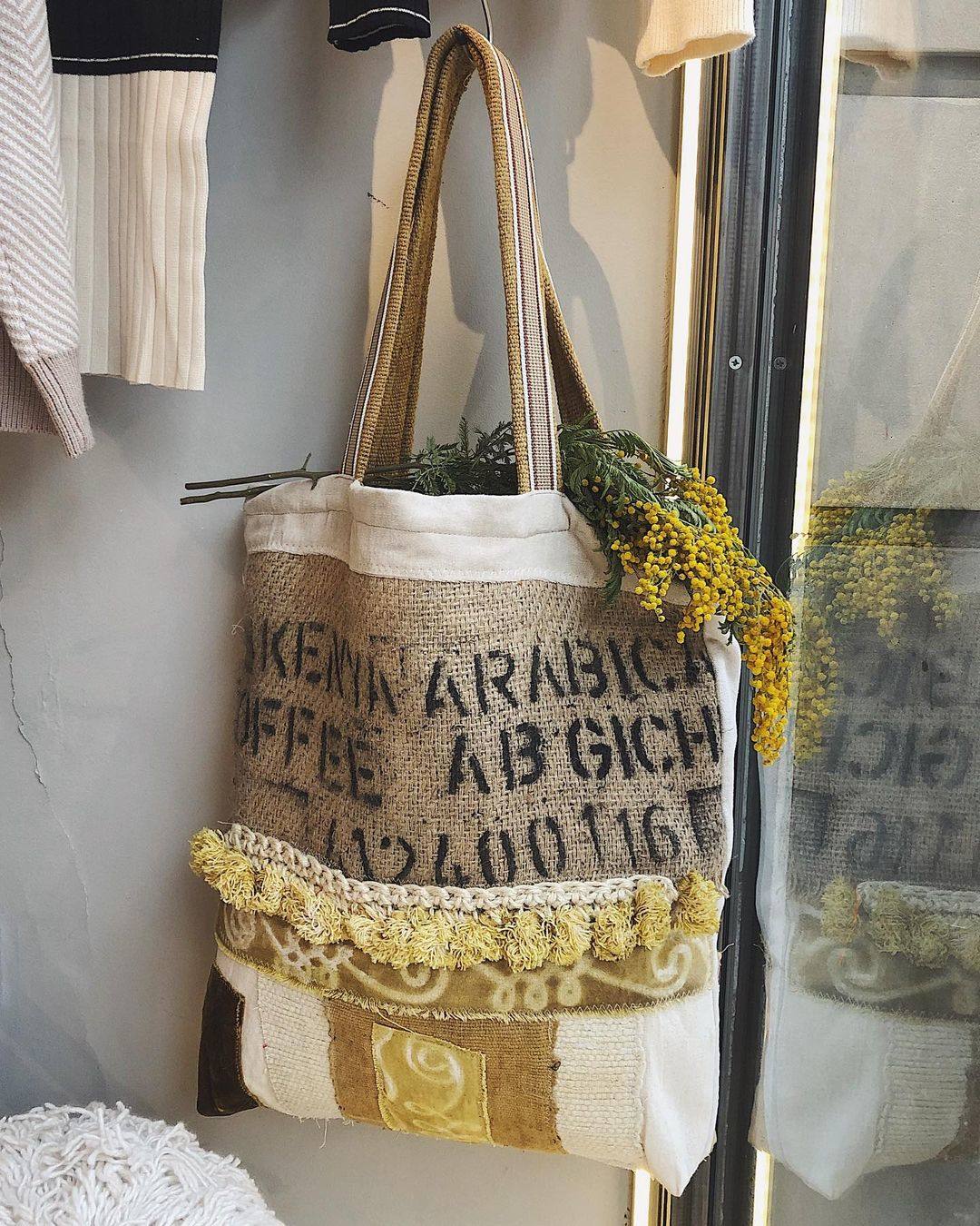 Bolso de tela, confeccionado a mano. Es de la firma vitoriana Petrae.at y tiene un precio de 59 euros.