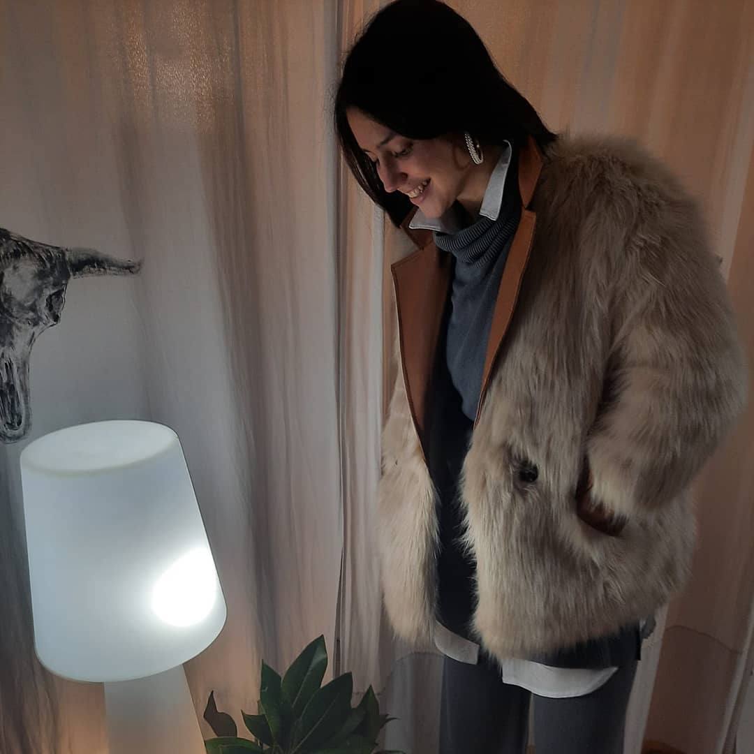 Este precioso abrigo de pelo lo puedes encontrar en la tienda El desván de las nenas, de Laguardia.