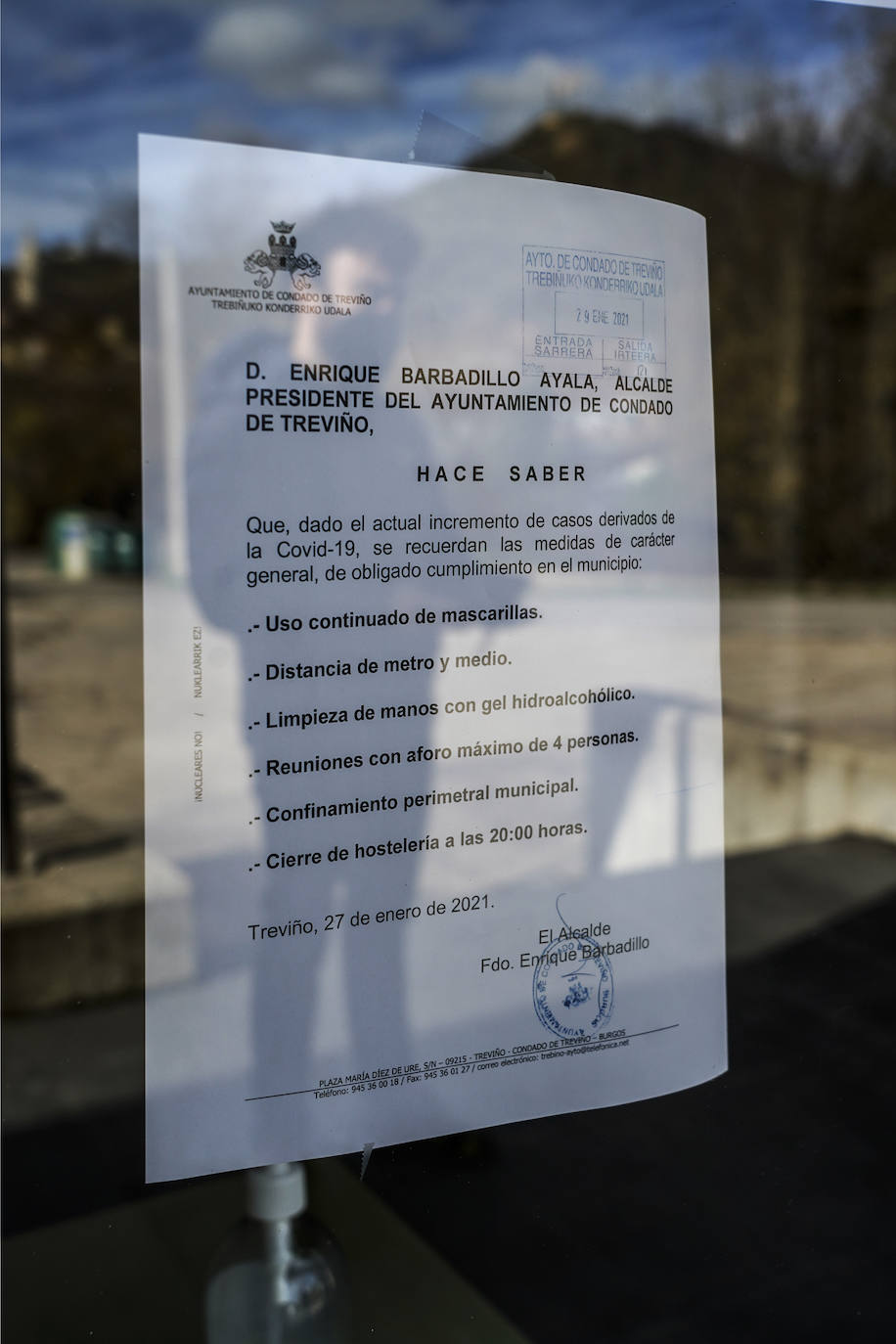 En la puerta de las oficinas municipales de Treviño se informa sobre las medidas en vigor.