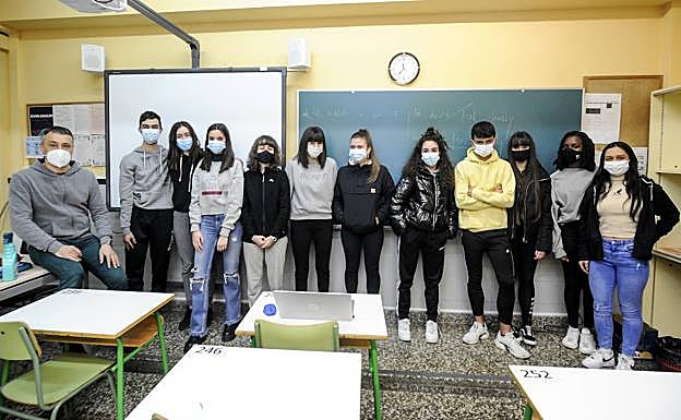 Los alumnos del IES Ekialdea con su profesor Aitor Oiarbide. 