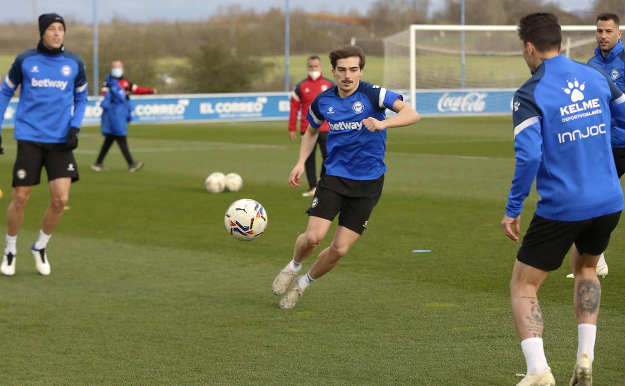 Córdoba persigue el balón en el rondo en su primera sesión como jugador albiazul. 