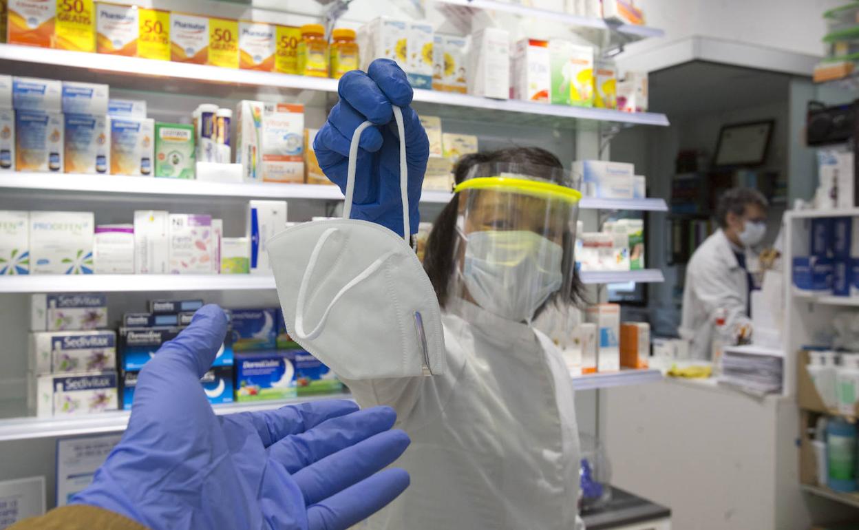 Venta de mascarillas en una farmacia.