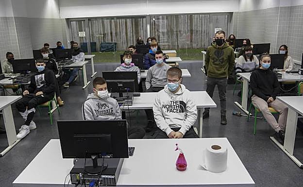 Los aspirantes del IES Mendebaldea, en clase. 