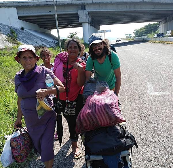 El periodista vitoriano, durante la ruta de la caravana migrante.