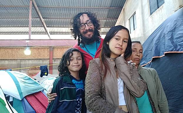 Asier Vera, junto a su 'familia adoptiva' en la marcha, Isaac, Celeste y Rosa. Más adelante, ha seguido su evolución en Minnesota.