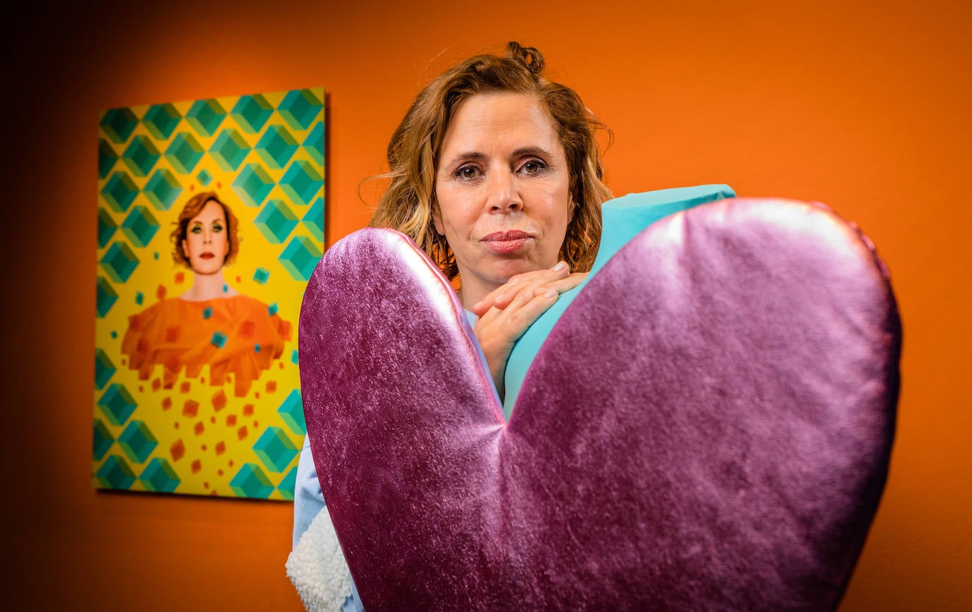 El corazón en fucsia, su color preferido y marca de sus etiquetas, es el icono más repetido en el imaginario de la diseñadora de familia aristócrata. 