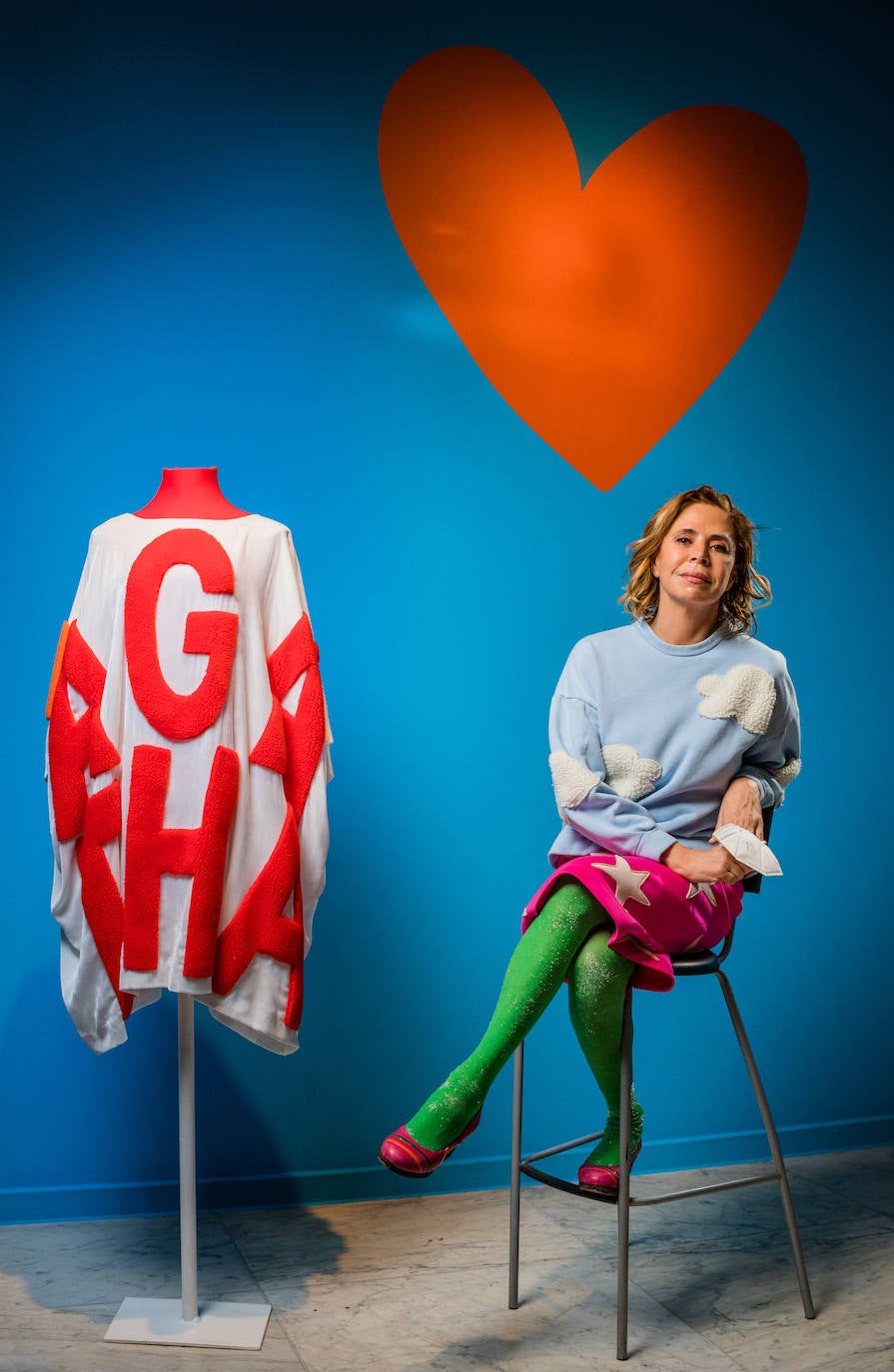 "Desde pequeña me encantan los colores y me protejo con ellos. Es una protección contra las malas vibraciones, la tristeza, la infelicidad...", afirma la creadora a este periódico.