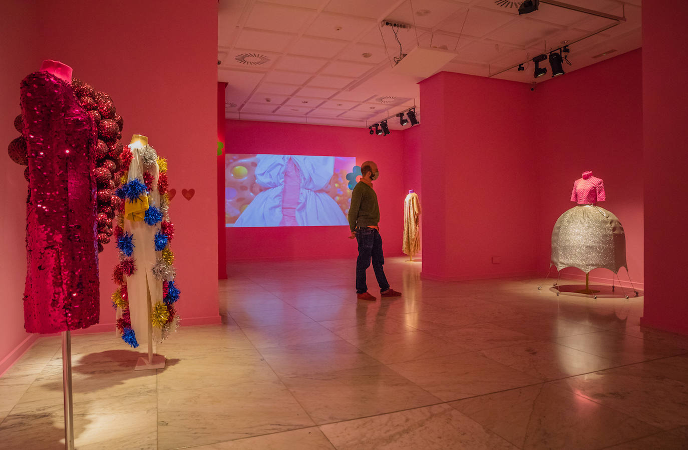 Tristán, hijo y colaborador de Agatha Ruiz de la Prada, en el Centro de Exposiciones Fundación Vital.