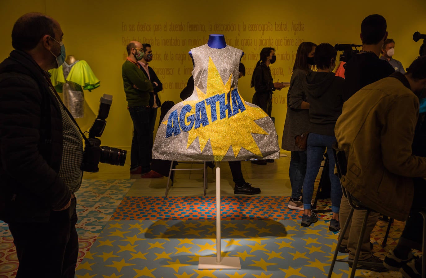 Momento de la presentación de 'Agatha', la exposición de piezas únicas desde los ochenta hasta nuestros días. En el suelo se ven las alfombras, uno de los últimos productos que ha puesto a la venta.