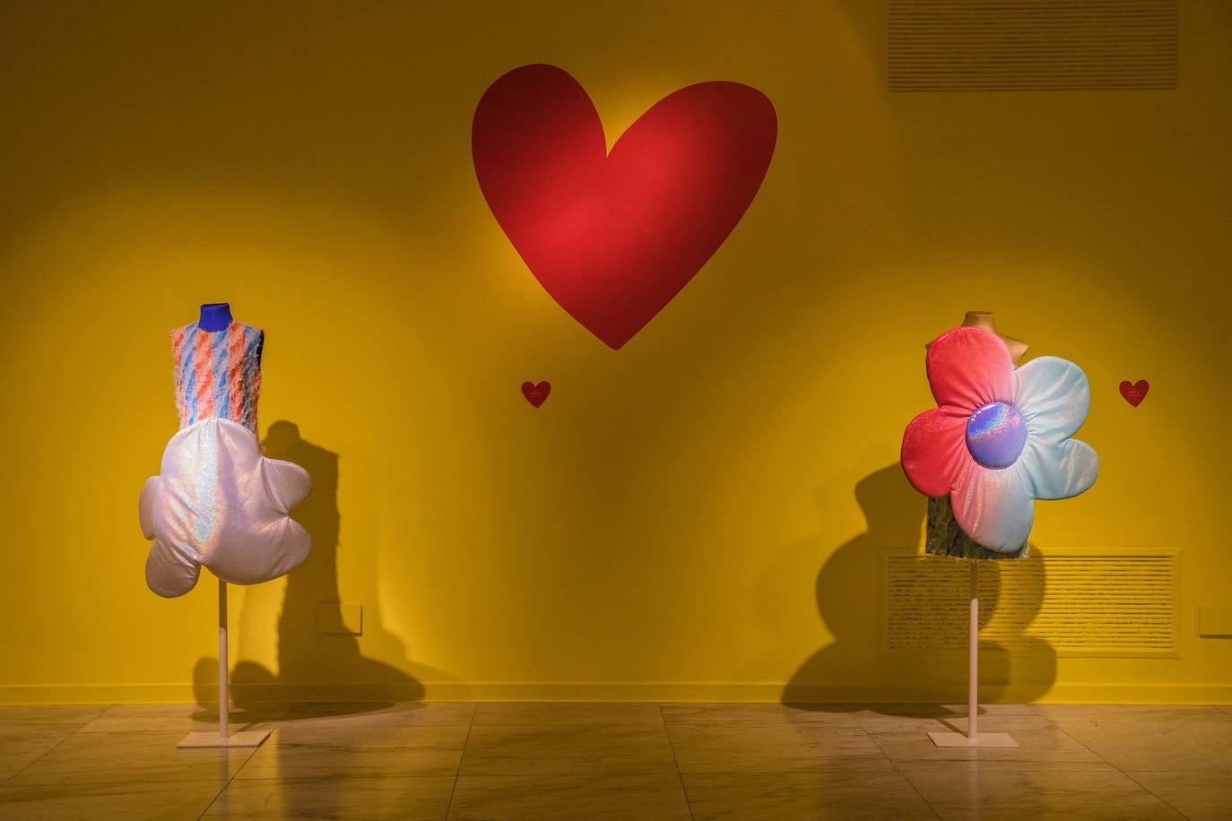 Las paredes del Centro de Exposiciones Fundación Vital se han vestido de los colores del arcoiris que se repiten en el imaginario de la modista.