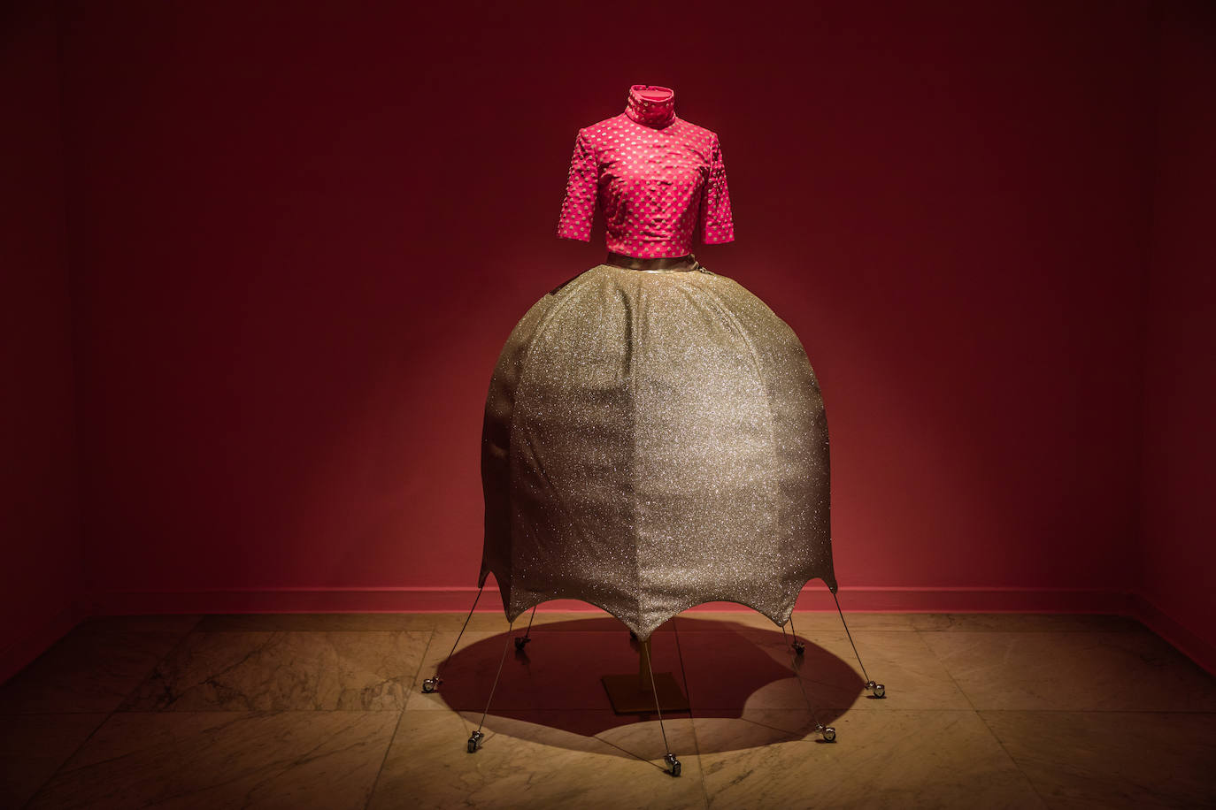 Los vestidos con ruedas se repiten en su catálogo conocidos como "vestido taca-taca". 