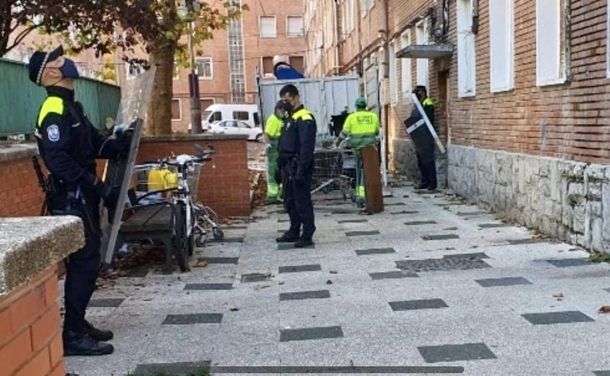 La Policía Local acudió al menos en una ocasión a rescatar a la víctima a los bloques okupados de Olárizu, donde residía el ahora procesado. 