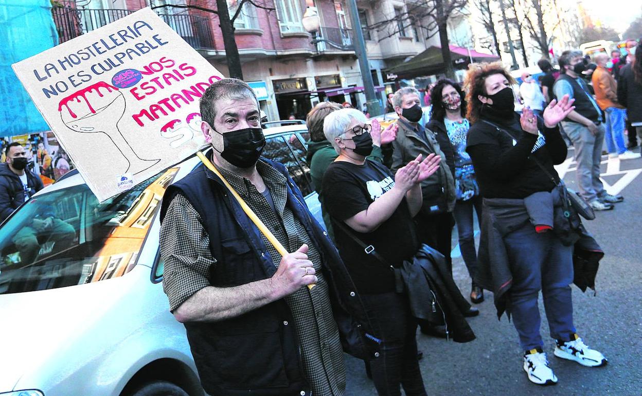 Los hosteleros trasladaron ayer su protesta a la sede del Gobierno vasco en la capital vizcaína tras protagonizar una marcha desde Santurtzi. 