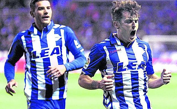 Ibai Gómez celebra un gol con el Alavés en la temporada 16-17.